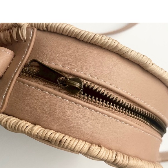 Universal Tread Straw Circle Tote Handbag - Picture 4 of 8